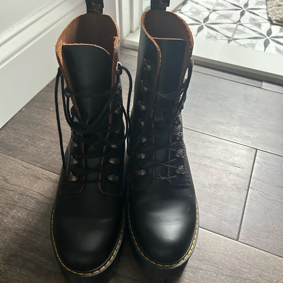 LEONA WOMEN'S VINTAGE SMOOTH LEATHER HEELED BOOTS size 8 W - Picture 3 of 6